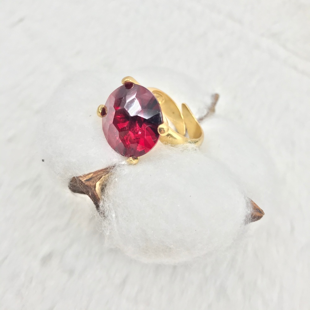 Goldtone Round-cut Red Crystal Ring (Size 7)